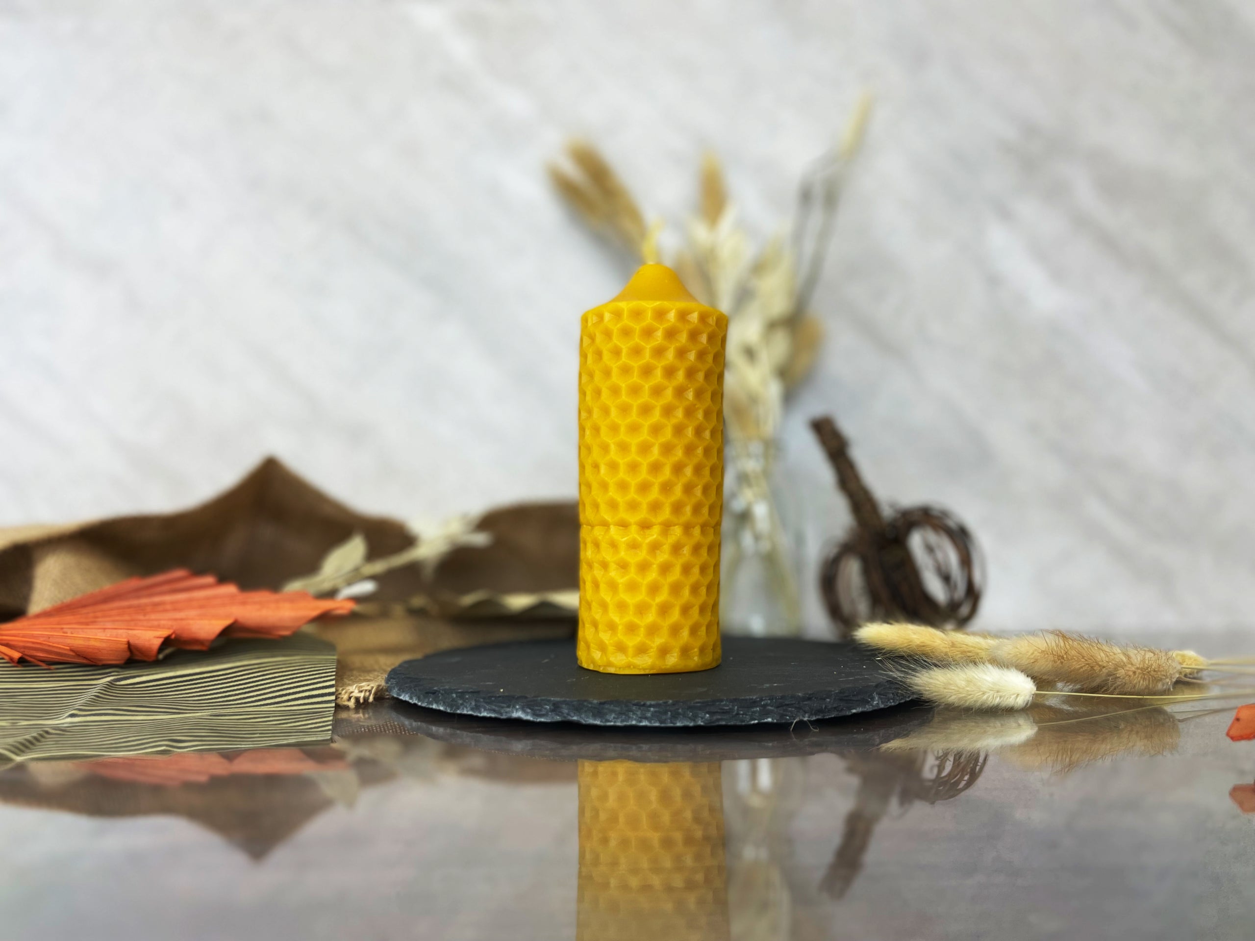 Bienenwachskerzen aus 100% Bienenwachs – „Adventskerze Stumpenkerze Waben Oberfläche“ - Honigprinz