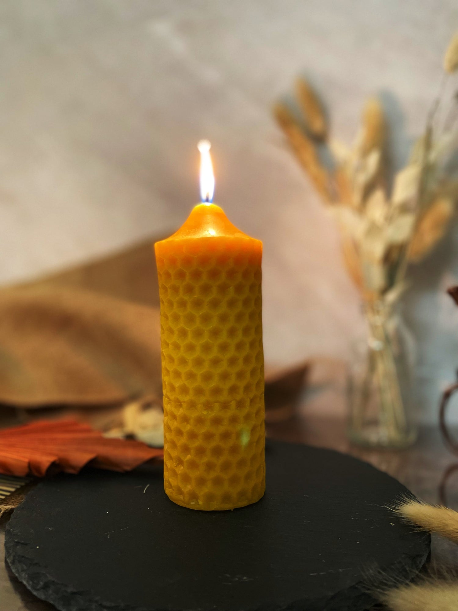 Bienenwachskerzen aus 100% Bienenwachs – „Adventskerze Stumpenkerze Waben Oberfläche“ - Honigprinz